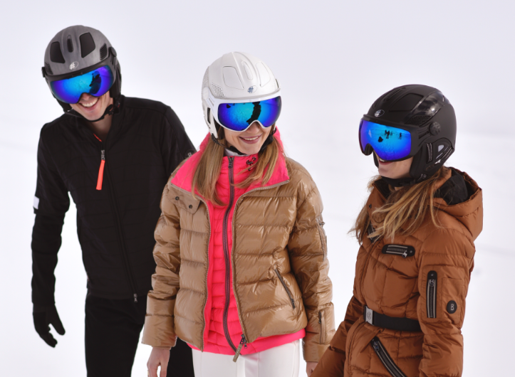 Femme En Vêtements De Ski Avec Casque Et Lunettes De Ski Sur