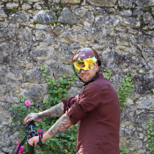 Découvrez le casque City Diezz Sport en coloris vintage ! Admirez son design élégant et rétro porté par un cycliste urbain. Optez pour la sécurité avec style et confort. Choisissez l'expertise d'un fabricant spécialisé pour vos déplacements en ville.