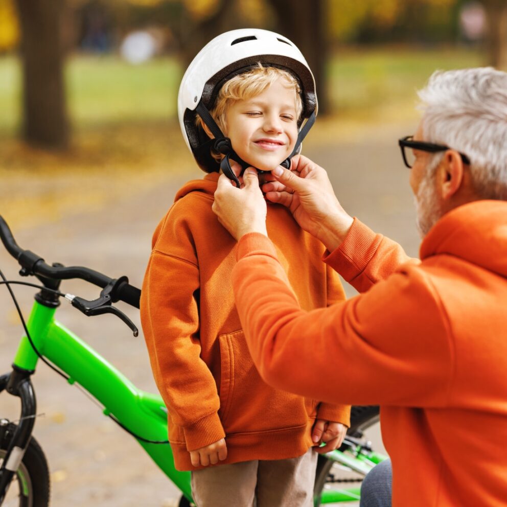 réglage d’un casque vélo enfant par un adulte