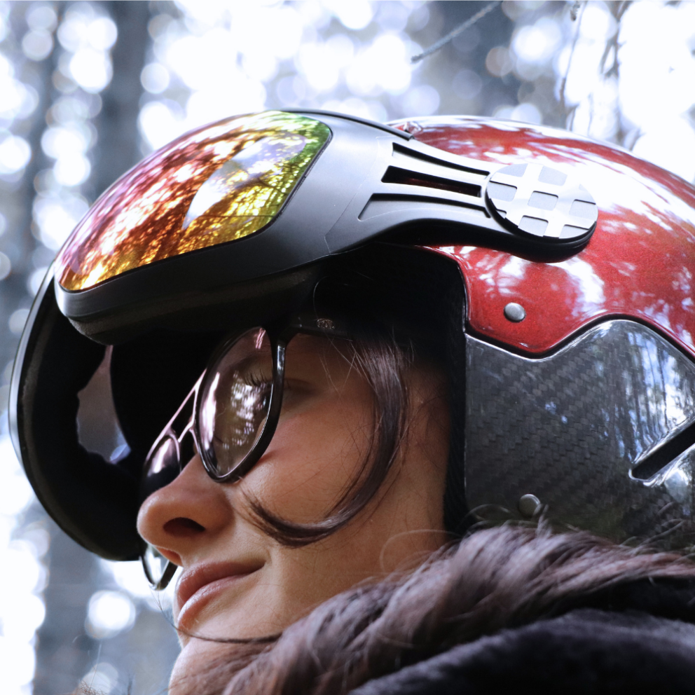 Casque DIEZZ avec visière relevée et lunettes de vue