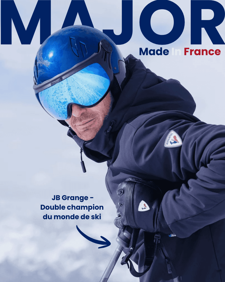 Skieur portant un casque de ski bleu DIEZZ Major, en action sur la neige, mis en avant comme ambassadeur de la performance.