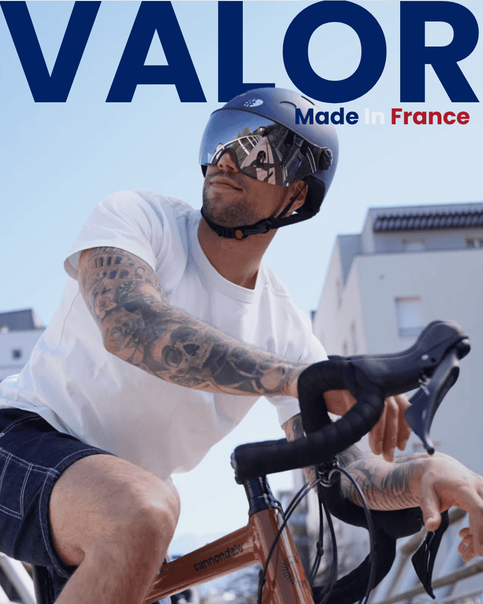Cycliste portant le casque vélo DIEZZ Valor Made in France, en plein trajet urbain par temps ensoleillé.