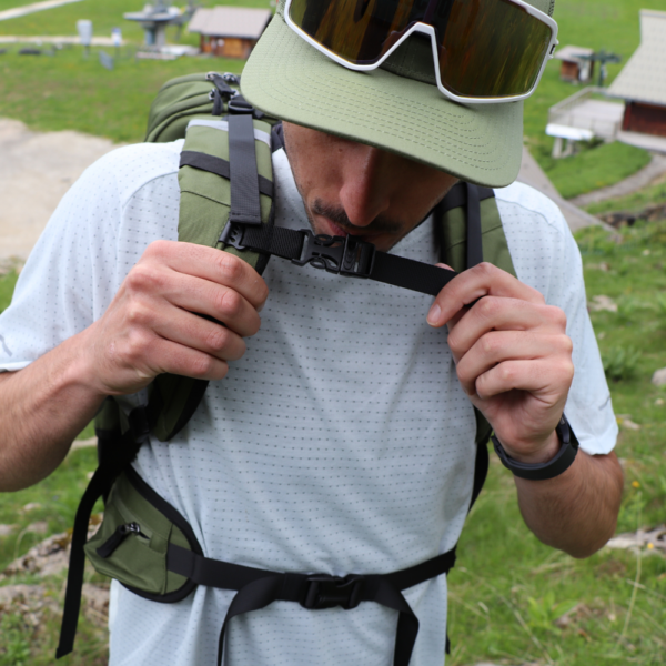 Sac Hillbilly Forest Green porté en forêt – lifestyle outdoor